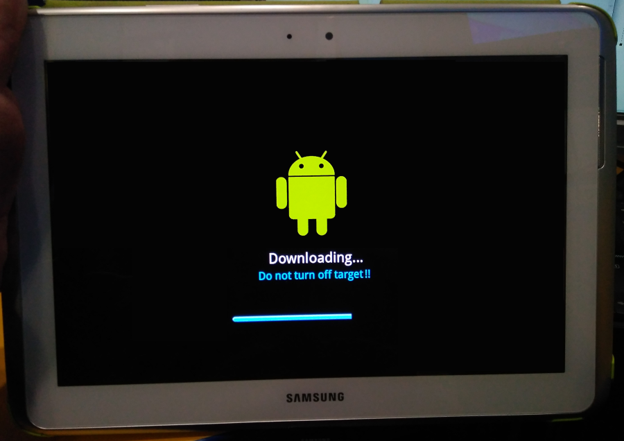 Samsung Galaxy Note 10.1 N8000 Smart Switch прогресс обновления прошивки на экране планшета